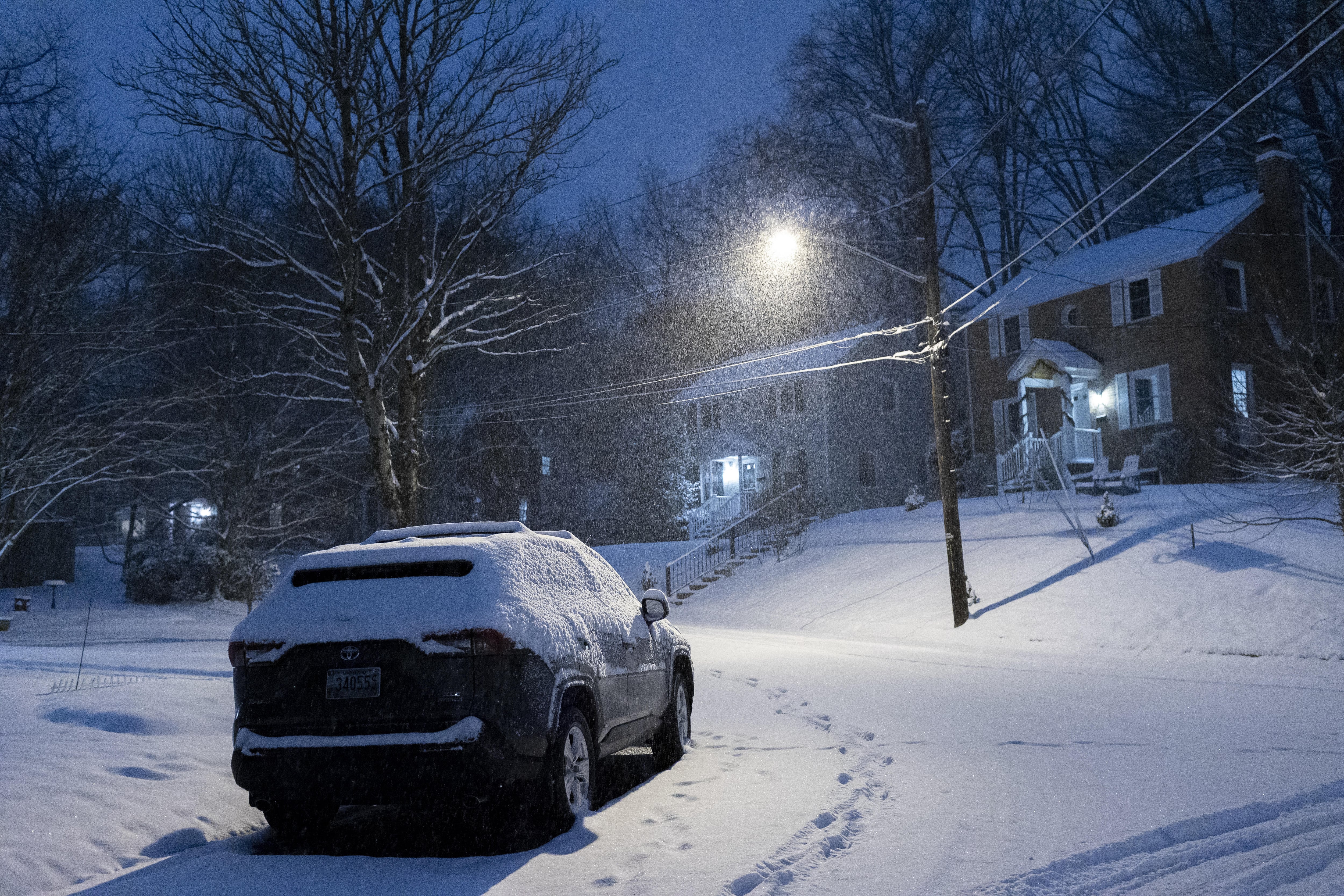 El uso de linternas y baterías recargables, en lugar de velas, es clave para evitar incendios domésticos durante cortes de energía por tormentas. (Europa Press/Contacto/Eric Kayne)