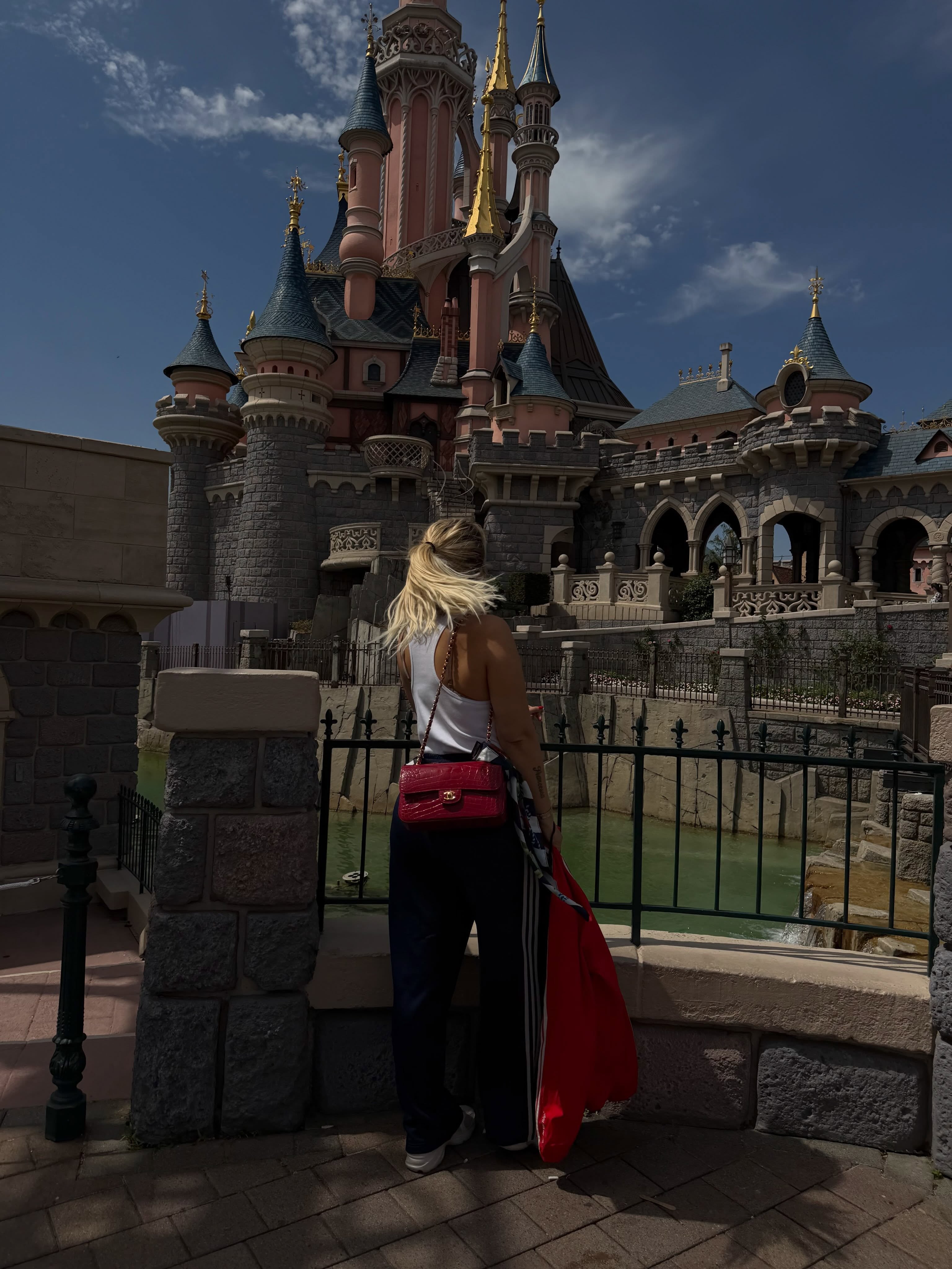 Antes de llegar a Italia, hicieron una parada en París para ir a Disney