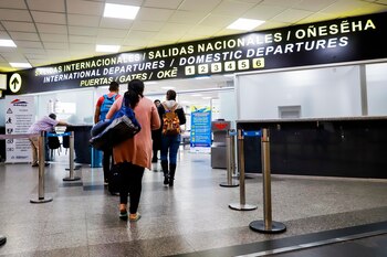 Viajeros se dirigen a las