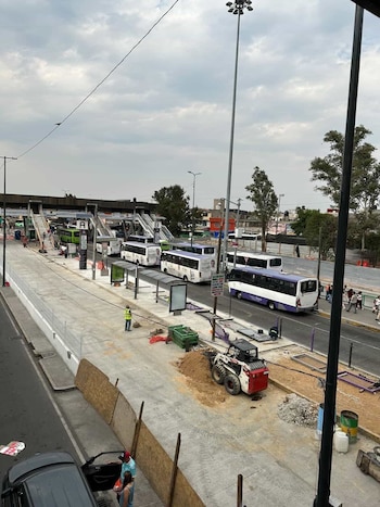 El reencarpetado de vialidades en el exterior del Cetram y la estación Universidad ha llevado a usuarios a replantear sus puntos de encuentro. (Foto: Raúl A. González/Infobae México)