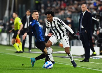 Soccer Football - Serie A - Juventus v Inter Milan - Allianz Stadium, Turin, Italy - April 3, 2022 Inter Milan's Ivan Perisic in action with Juventus' Juan Cuadrado as Juventus coach Massimiliano Allegri looks on REUTERS/Massimo Pinca