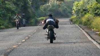 Persecución en Guatemala: “Vuela Bajito” escapó sin manos en la moto, derrapó en la ruta y terminó bajo custodia de la PNC