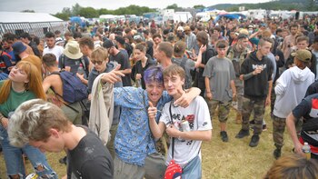 Jóvenes en una fiesta clandestina