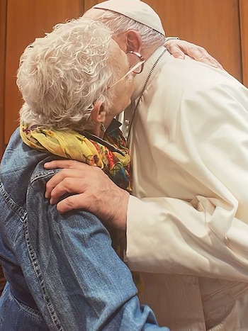 El papa Francisco junto a la periodista Alicia Castro
