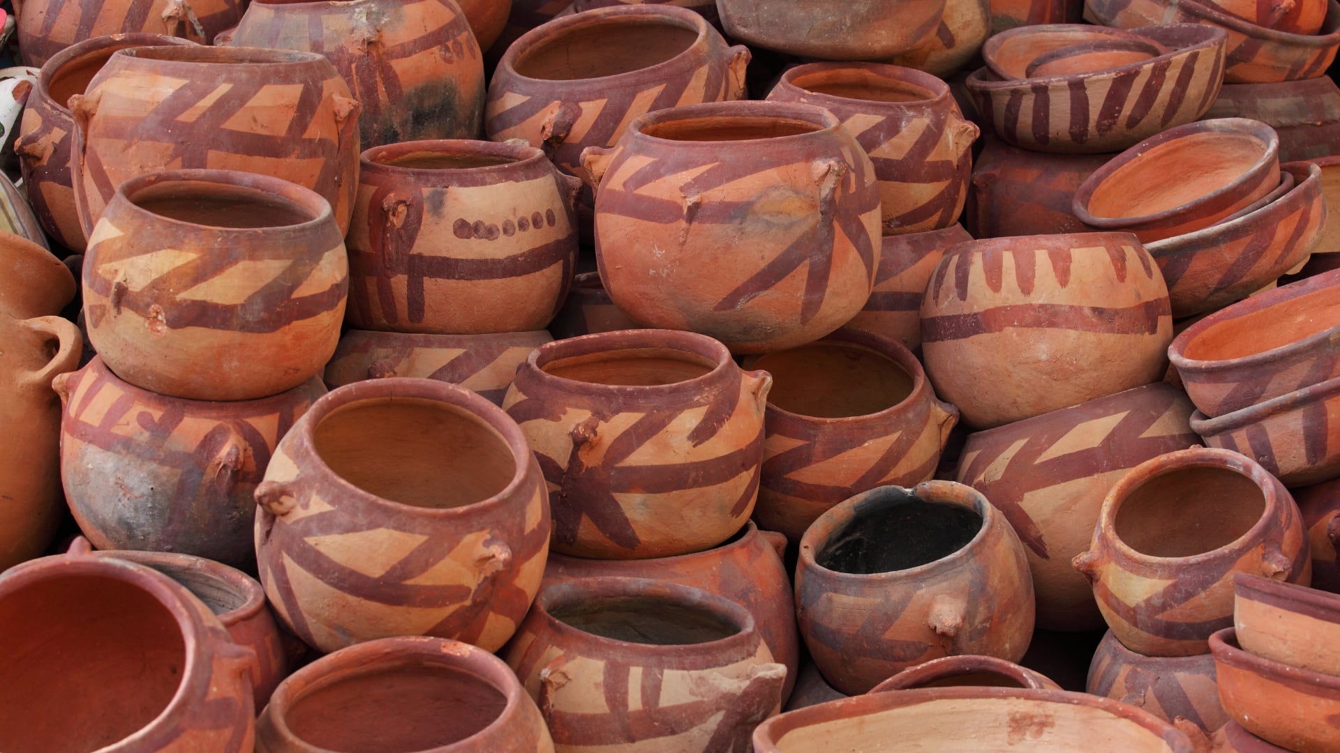 Imagen de archivo de ollas y vasijas de cerámica. (Canva)