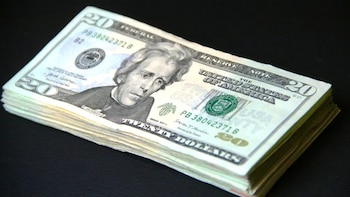 En escenarios de incertidumbre económica, algunas personas deciden diversificar sus ahorros incluyendo divisas fuertes como el dólar.