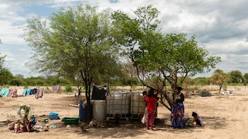 Los recipientes para el agua de Pozo del Tigre. (Adrián Escandar)