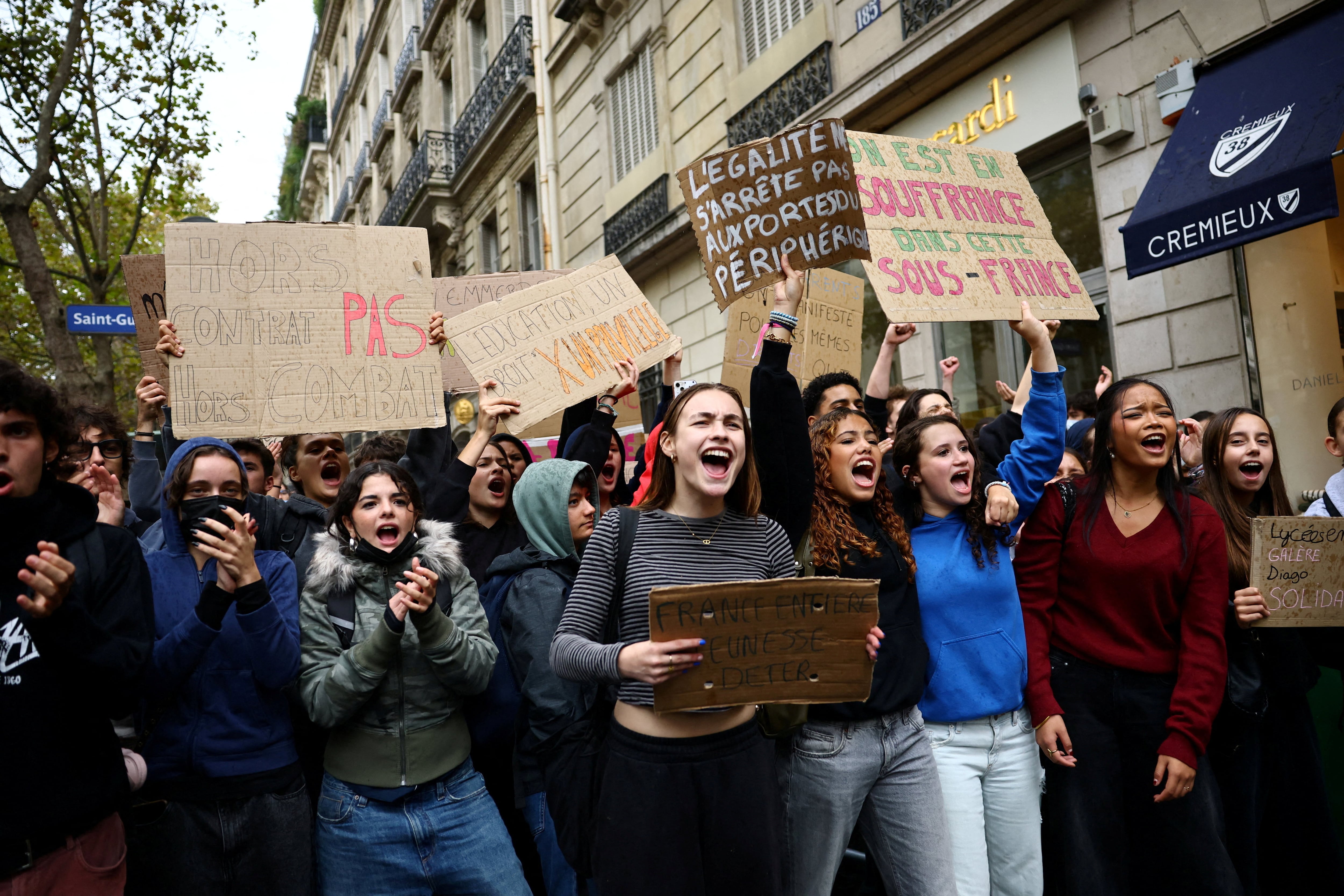 Manifestantes gritan consignas y sostienen pancartas en una calle durante un bloqueo de la universidad Sciences Po de París, en el marco de las protestas estudiantiles a nivel nacional que reclaman mejores condiciones educativas, Francia, 7 de octubre de 2026. REUTERS/Sarah Meyssonnier