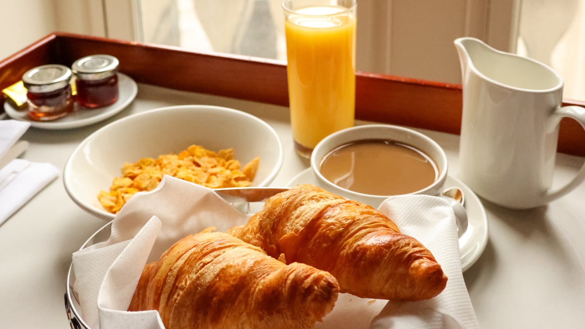 Especialistas señalaron que un desayuno con bebidas azucaradas, harinas refinadas y ultraprocesados puede generar una respuesta glucémica menos estable. (Canva)