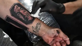 Tatuajes y piercings pueden provocar infecciones graves, VIH y hasta necrosis, advierte el Ministerio de Salud