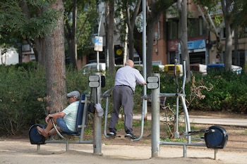 Dos jubilados hacen ejercicio en