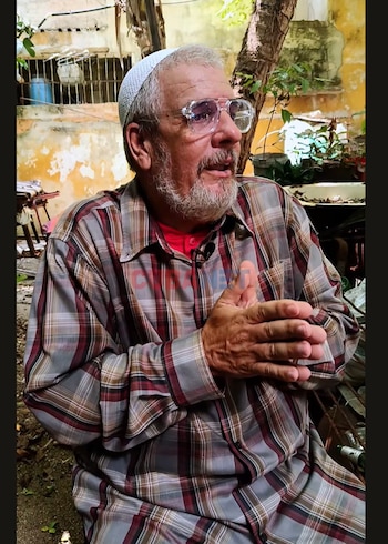 Carlos Alberto Montoya denunció décadas de acoso político y laboral tras informar a sus mandos sobre su acercamiento a Dios, una decisión que arruinó sus empleos y afectó directamente a sus descendientes. (Imagen retomada de Cubanet)