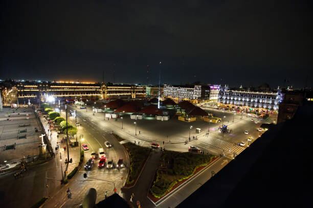 Elementos de emergencias acudieron a la zona en donde se reportó el presunto hallazgo de una mujer desvanecida. Foto: (iStock)