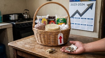 Mano con dinero frente a canasta de alimentos básicos: frijoles, arroz, café, tortillas y huevos. Incluye candado, etiqueta de flecha y calendario de aumento.