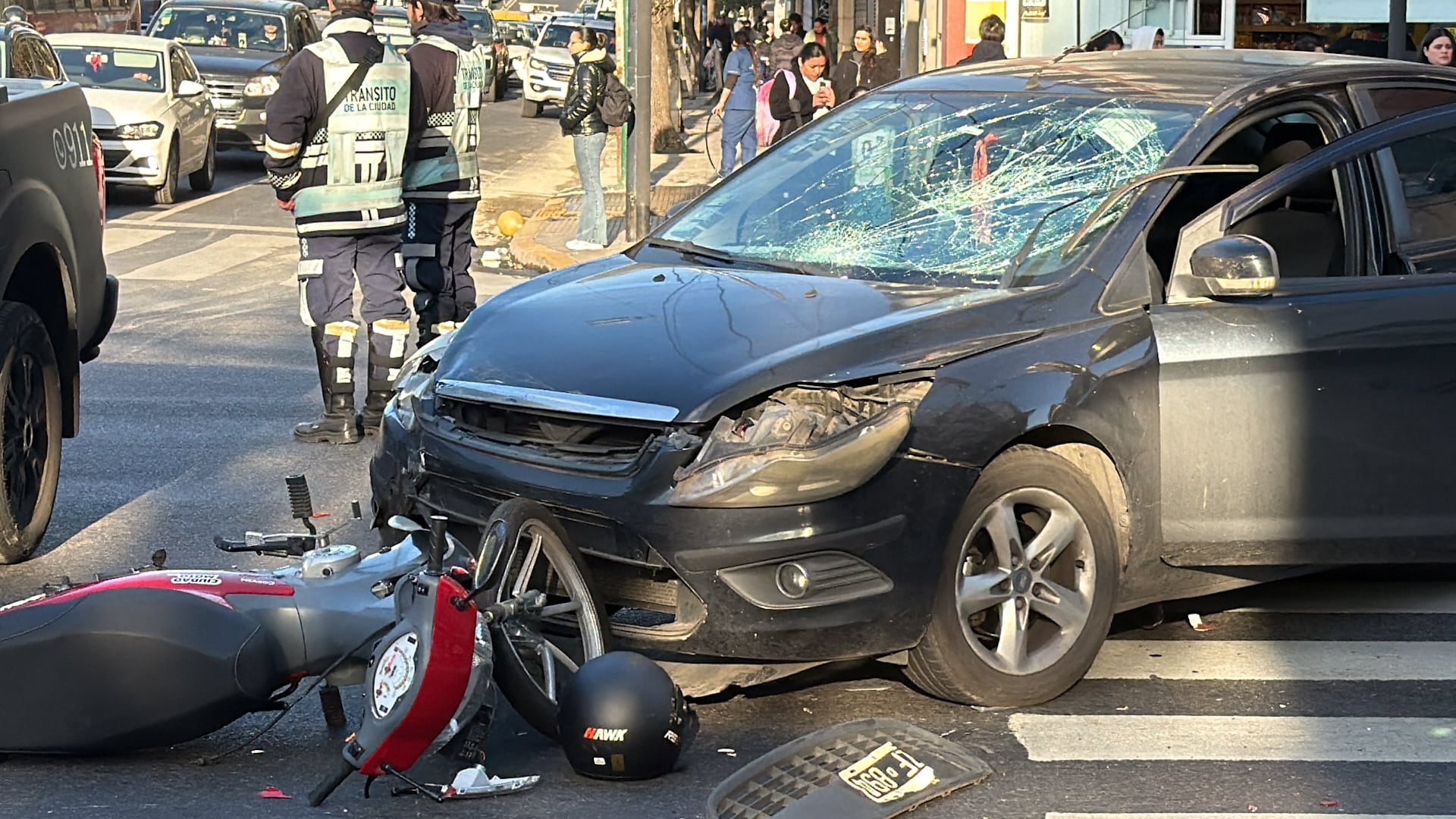 El incidente de Flores se produjo por el choque entre un auto y dos motocicletas
