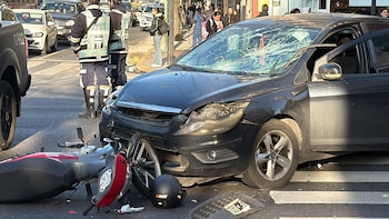 Choque múltiple en Flores: un auto y dos motos colisionaron y un motociclista fue trasladado al hospital