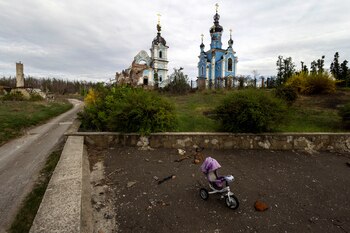 Un cochecito abandonado se encuentra