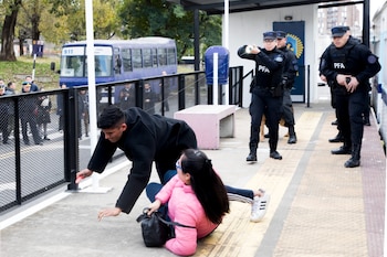 Demostración de uso de la pistola taser en la Escuela de Cadetes de la PFA