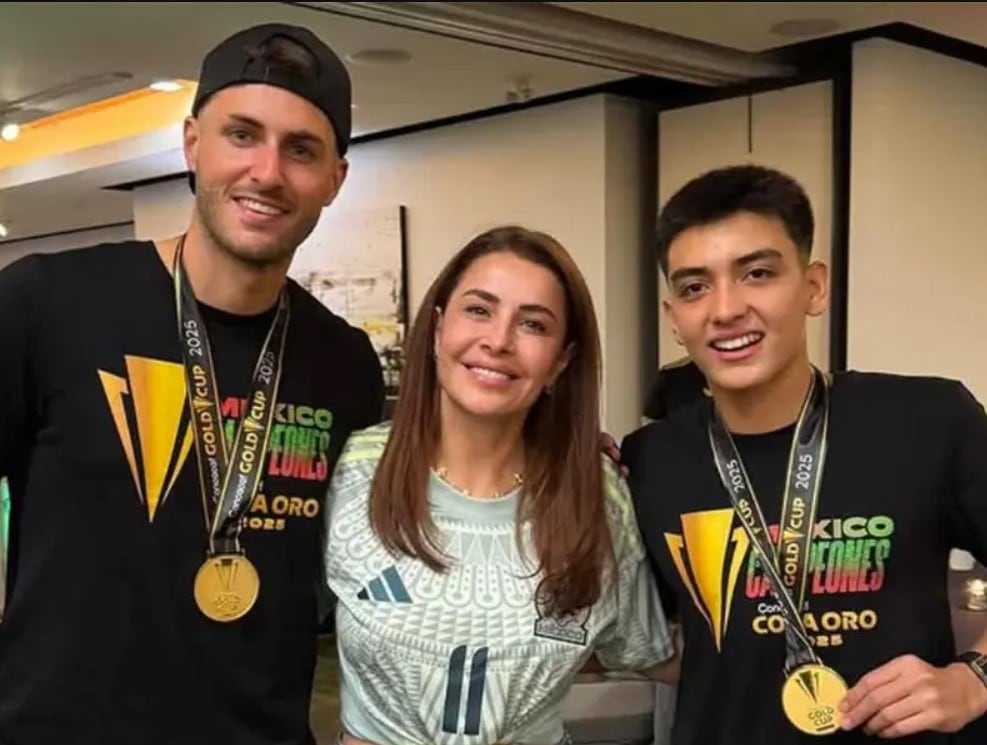 Los tres festejan la Copa Oro 2025. La brasileña representa a ambos futbolistas. (Imagen).