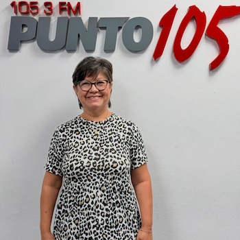 Claudia Aragón, fundadora de Nao Market, durante su participación en una entrevista en la radio Punto 105 FM en San Salvador (Cortesía Diana Verónica y Tony).