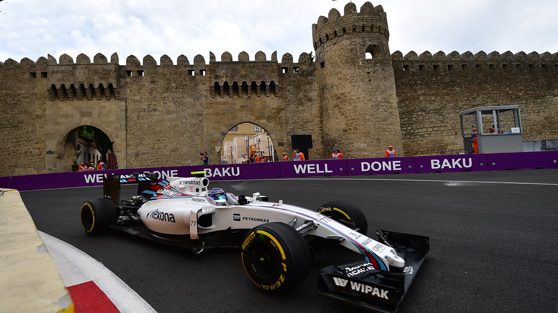 Valtteri Bottas en el Gran Premio de Azerbaiyán, en donde logró uno de sus 67 podios (AFP PHOTO / ANDREJ ISAKOVIC)