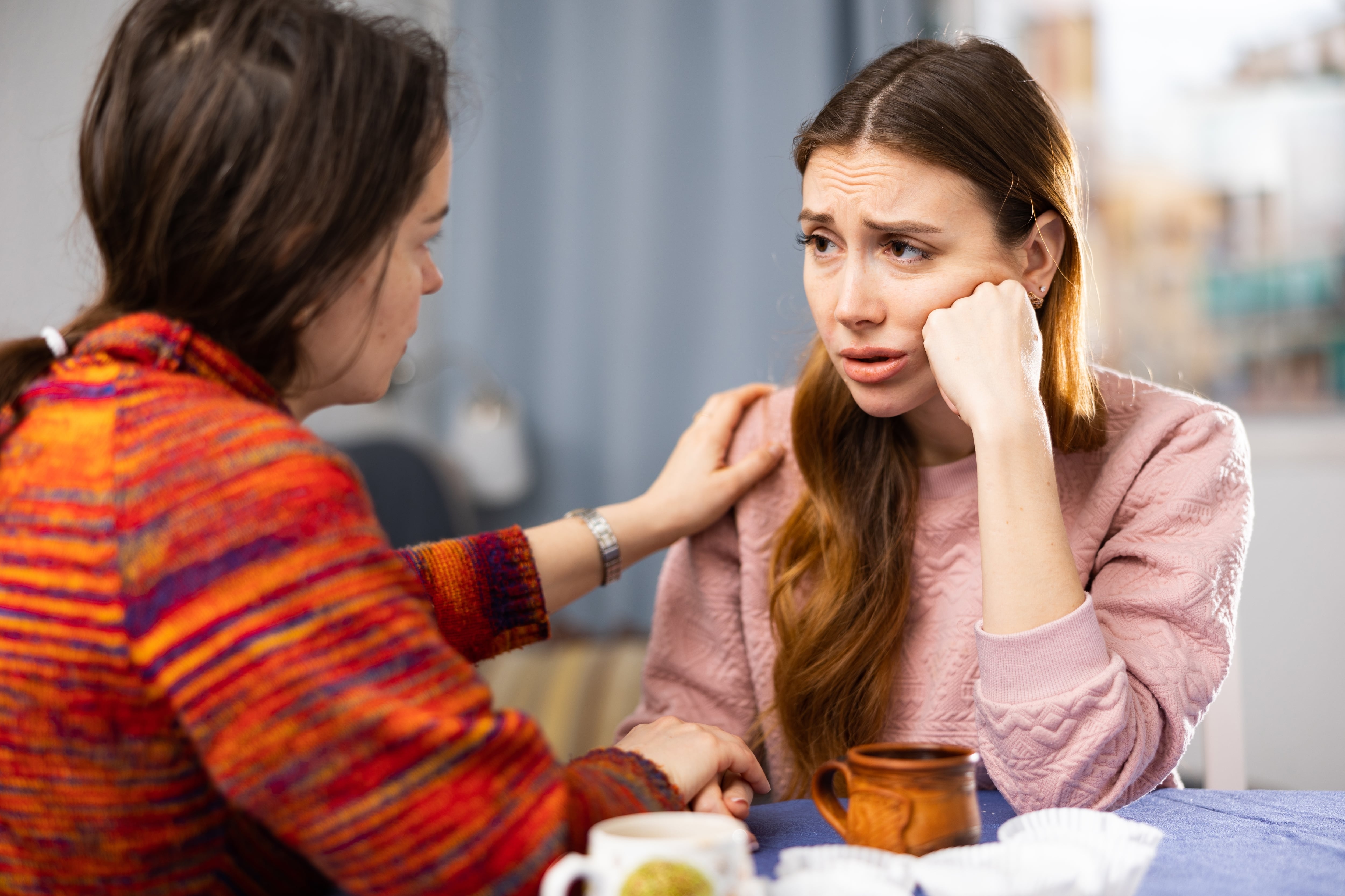 Dos amigas hablando (Shutterstock España)