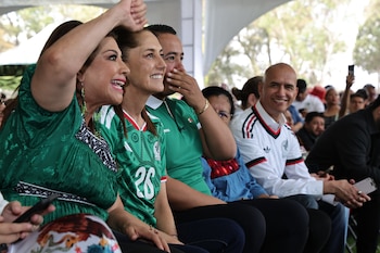 Fotos de torcedores indo aos saguões montados para assistir ao jogo gratuitamente. (CDMX)