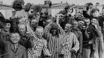 Cadáveres apilados, guardias fusilados y el video que mostró el horror nazi: cuando Estados Unidos liberó el campo de Dachau