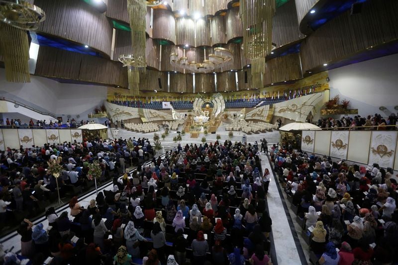 FOTO DE ARCHIVO. Una vista general muestra a los devotos que participan en una vigilia de oración en la iglesia La Luz del Mundo, luego de que su líder Naasón Joaquín García fuera detenido en California. Guadalajara, México 5 de junio de 2019. Imagen tomada el 5 de junio de 2019. REUTERS/Fernando Carranza