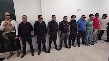 Detienen a seis policías municipales y cuatro civiles por robo a transporte de carga en Jilotzingo, Edomex