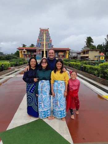 Sergio en el templo Sri