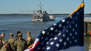 EEUU envió cuatro buques al