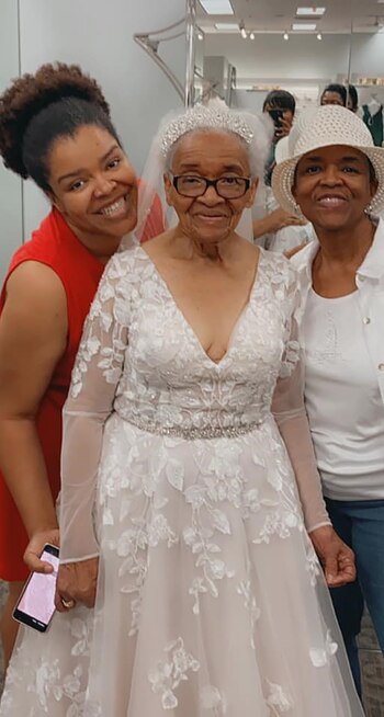 La nieta de Tucker, Angela