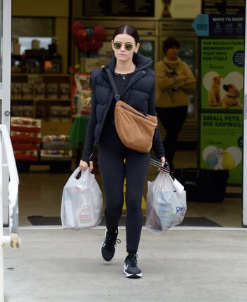 Lucy Hale fue fotografiada cuando