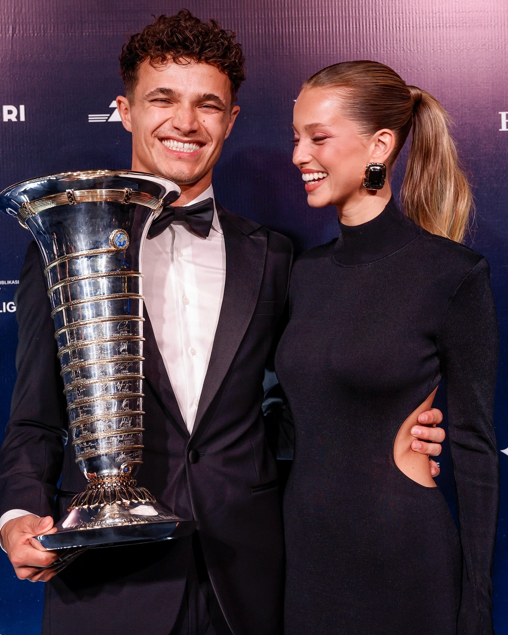 Norris junto a su pareja Magui Corceiro tras recibir el trofeo al campeón de la F1