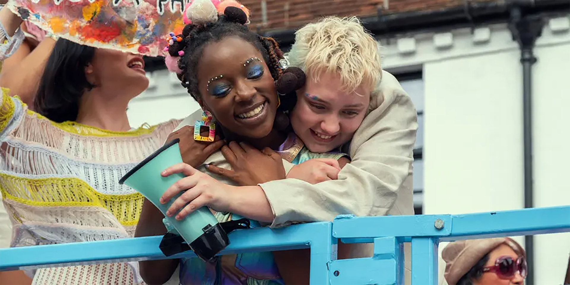 Corinna Brown y Kizzy Edgell en una escena de