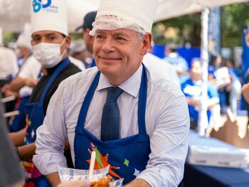 Mario Flores Castro sirve el