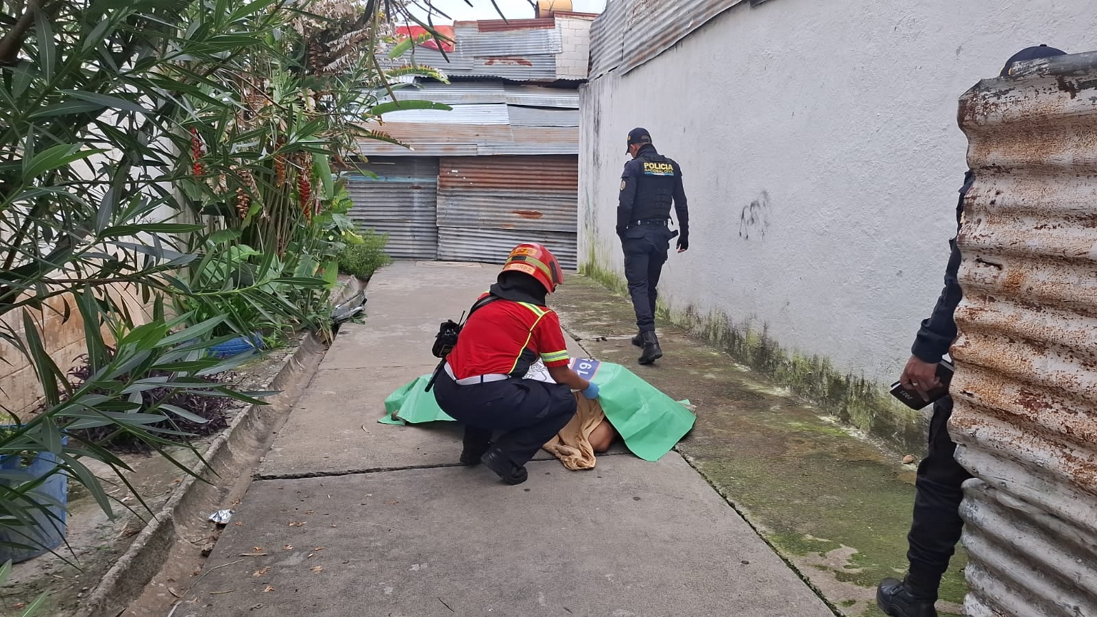 Un hombre de 35 años murió por impactos de proyectil en el asentamiento La Bendición de la zona 18. (Bomberos Municipales)
