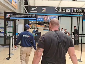En resumen, un ciudadano alemán fue expulsado por Migración Colombia tras ser señalado por vecinos de protagonizar fiestas descontroladas, disparos y otras conductas que ponían en riesgo la seguridad de un sector residencial en Medellín - crédito Migración Colombia