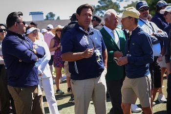 El gobernador Ron DeSantis firmó