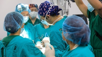 El impulso conjunto entre especialistas internacionales y médicos locales marca un hito en la salud salvadoreña. Un proyecto de intercambio, operaciones únicas y nuevas oportunidades de aprendizaje reescriben el presente y futuro de la atención clínica (Foto cortesía Ministerio de Relaciones Exteriores)