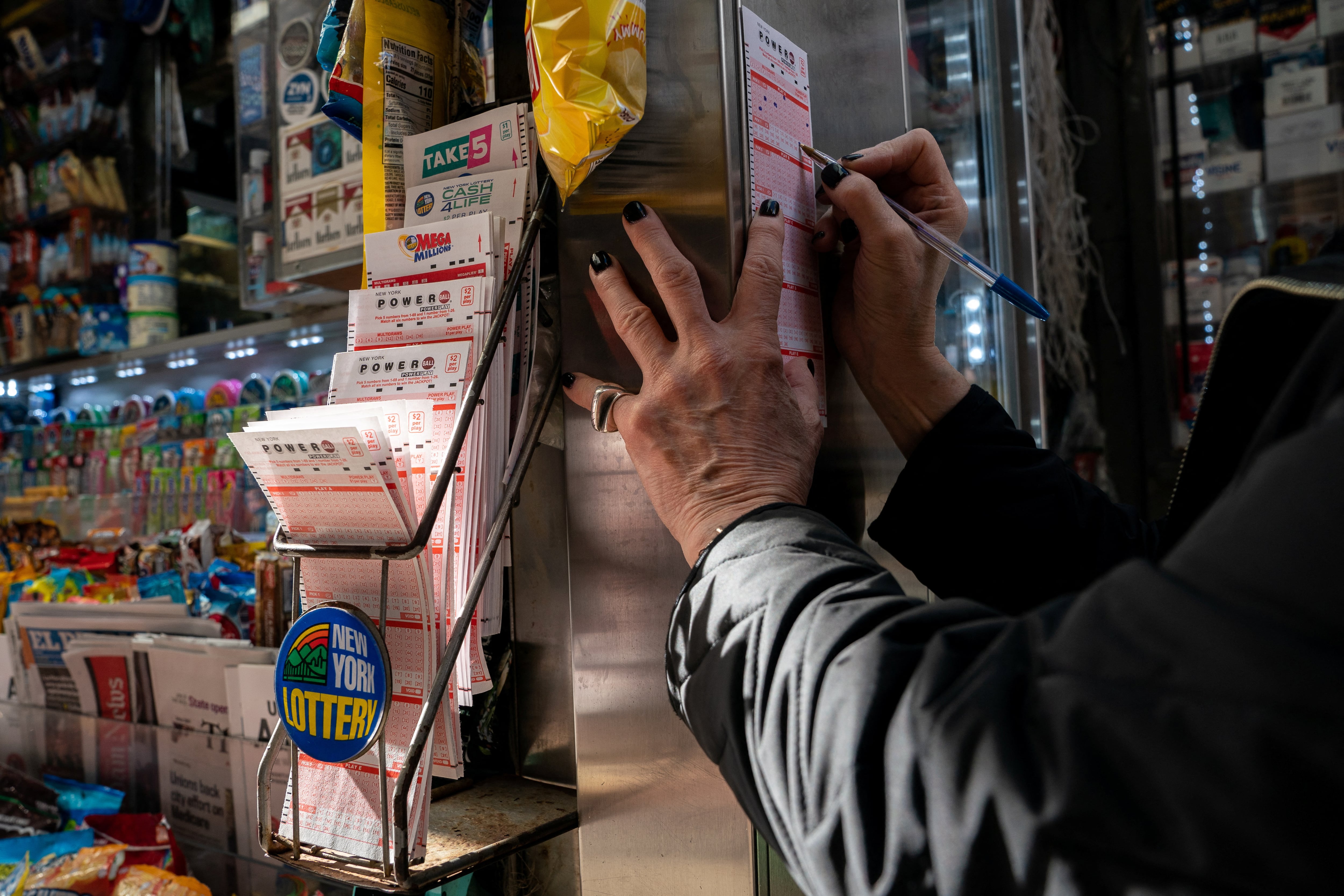 El pozo de Powerball alcanzó 1.040 millones de dólares después de 44 sorteos consecutivos sin ganador desde el 2 de mayo. (REUTERS/David 'Dee' Delgado)