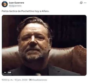 Primer plano del actor Russell Crowe con barba, mirando sombrío, como parte de un meme viral en un tweet. Se aprecian detalles de su rostro y cabello