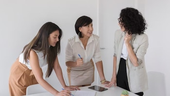 La Asociación Salvadoreña de Industriales implementó el evento anual desde 2016 para cerrar las brechas de género en la dirección empresarial. (Cortesía: Freepik)