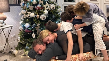 Manuel Martos y Emilia Bono, junto a sus cuatro hijos, las últimas Navidades. (Instagram/ @manuelmartos78)