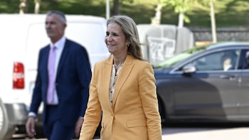 La infanta Elena, entre flores y silencio sobre Juan Carlos, Froilán y Victoria Federica en la muestra de Luis de Lezama