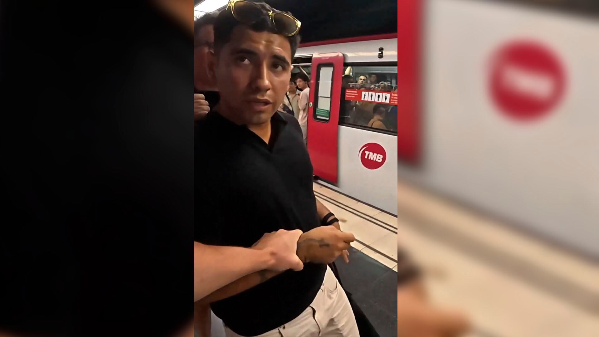 Caz sostiene el brazo del supuesto ladrón argentino, con el objetivo de sacarlo hacia la calle.