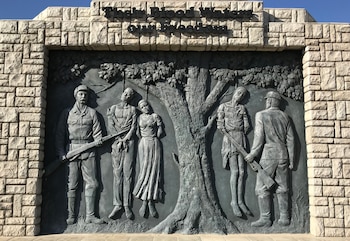 Monumento en el centro de Namibia que conmemora el genocidio cometido por el estado alemán entre 1904 y 1907. (Foto de Archivo/Jürgen Bätz/dpa)