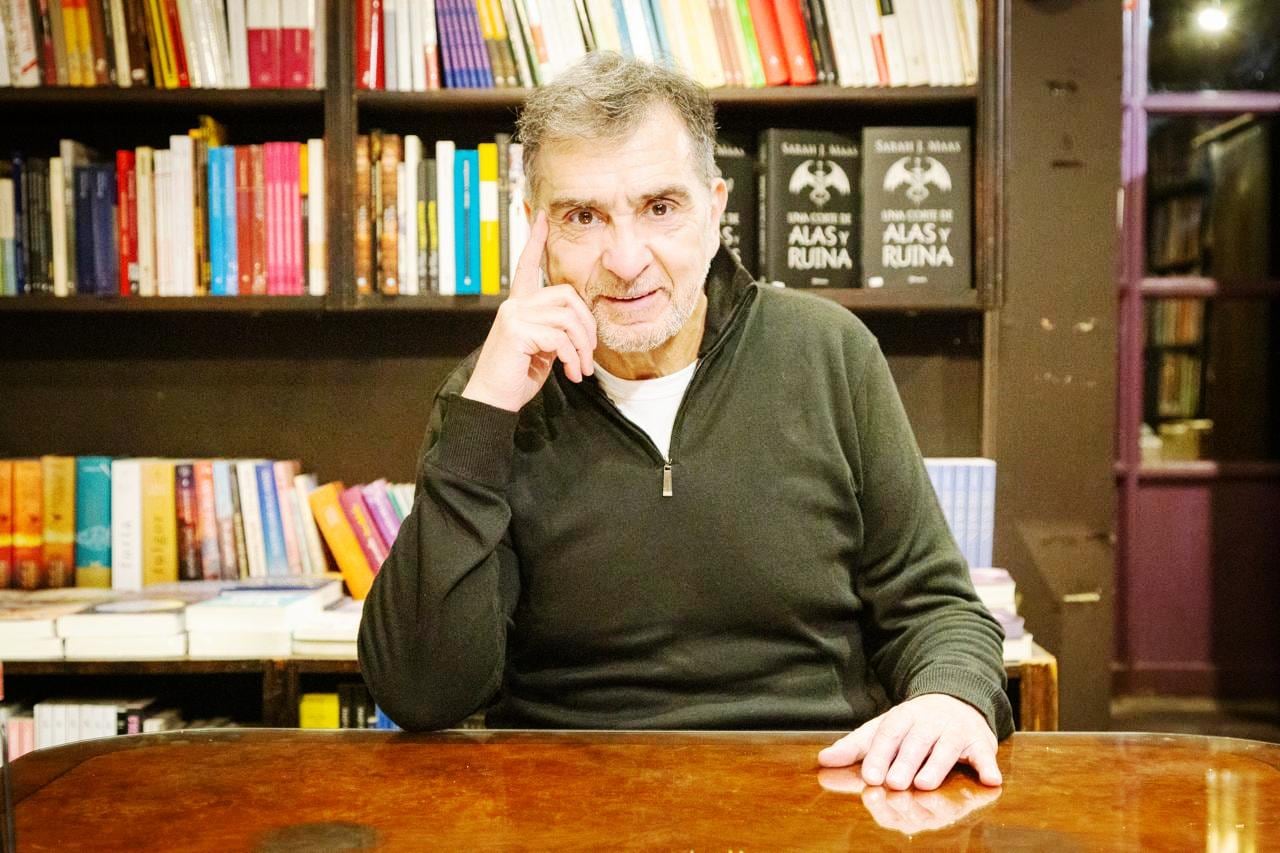 Horacio Esber es un novelista argentino que ha publicado destacadas obras de ficción y memoria histórica como