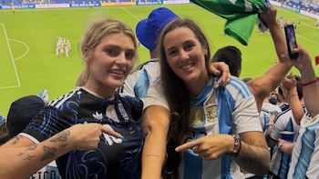 Renunció a su trabajo para ir a Qatar y ahora se tatuó el nombre de Marta Fort para conseguir una entrada de la Selección
